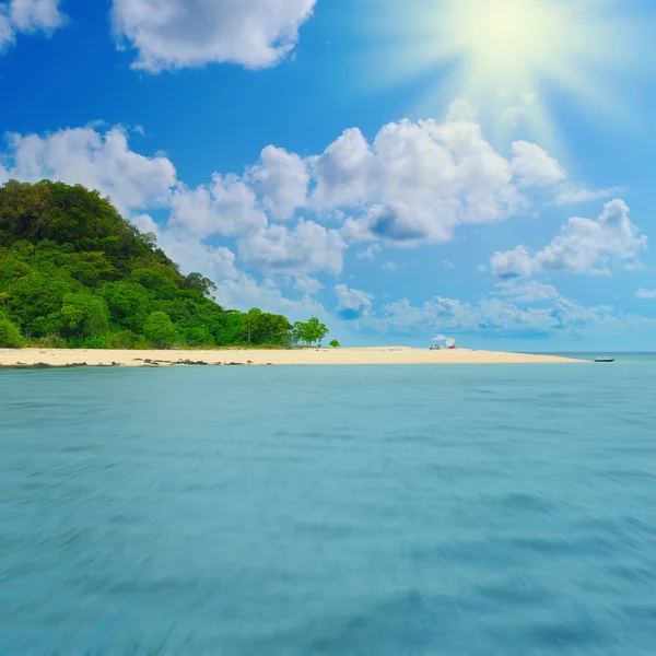 ชายหาดเขตร้อนที่มีแสงแดดบนเกาะ — ภาพถ่ายสต็อก