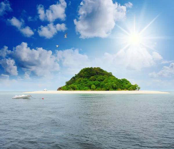 Zonnige tropisch strand op het eiland — Stockfoto