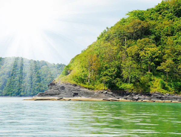 Ilha tropical no mar aberto — Fotografia de Stock