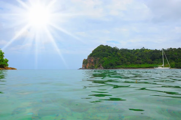 Тропический остров в открытом море — стоковое фото