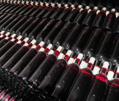 eski şişe kırmızı şarap