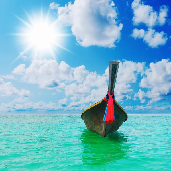 Barca a coda lunga sul mare spiaggia tropicale — Foto Stock