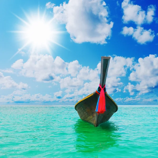 Barco de cola larga en la playa tropical del mar Imágenes de stock libres de derechos
