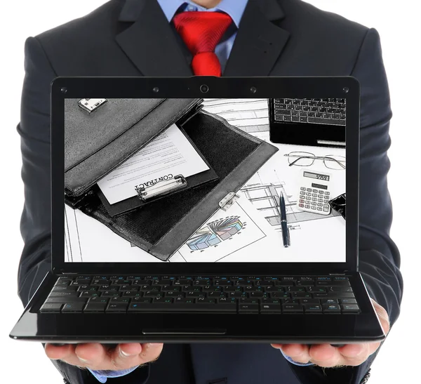 Homme d'affaires tenant un ordinateur portable ouvert Images De Stock Libres De Droits