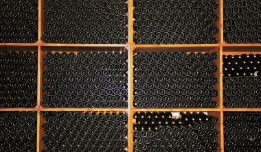 eski şişe kırmızı şarap