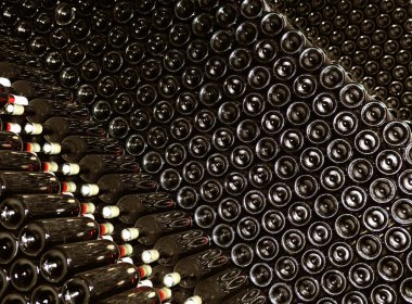 eski şişe kırmızı şarap