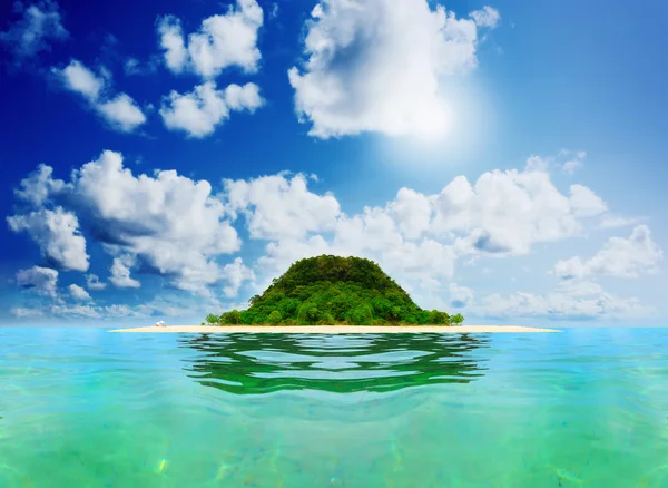 Słoneczny tropikalny plaży na wyspie — Zdjęcie stockowe