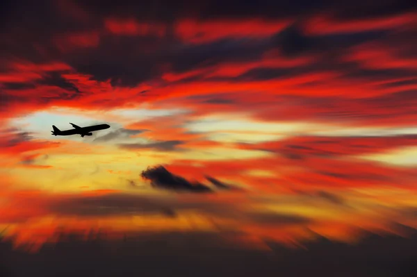 Avion volant dans le ciel la nuit — Photo