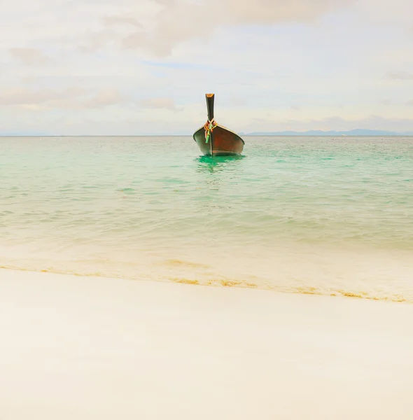Longtail tekne deniz tropikal plaj — Stok fotoğraf