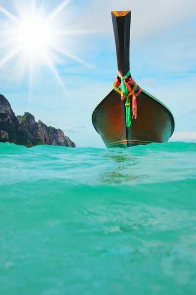 Barca a coda lunga sul mare spiaggia tropicale — Foto Stock