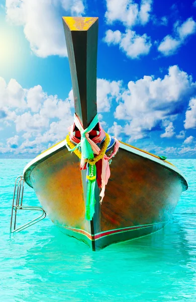 Bateau à queue longue sur la mer plage tropicale Photo De Stock