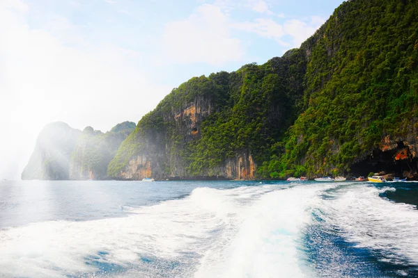 Svansen över havet från båtens hastighet — Stockfoto