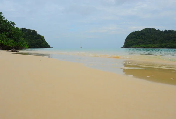 Praia tropical ensolarada na ilha — Fotografia de Stock