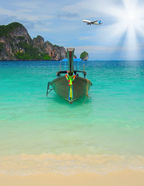 Barca a coda lunga sul mare spiaggia tropicale — Foto Stock