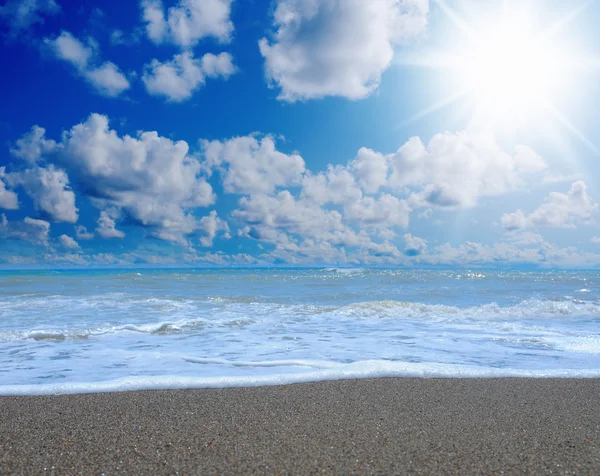 Plage tropicale ensoleillée sur l'île — Photo