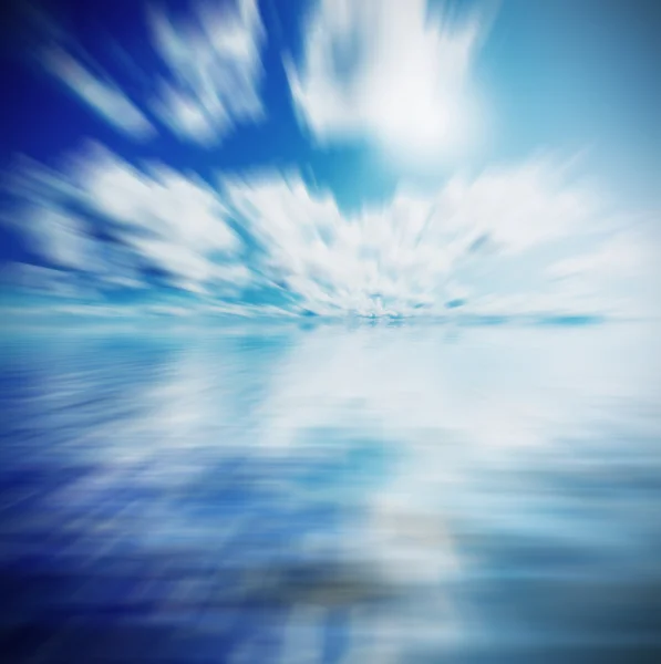 Cielo soleggiato blu con nuvole — Foto Stock