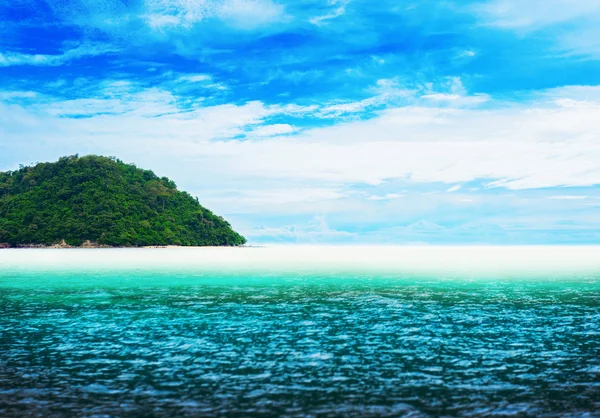 Praia tropical ensolarada na ilha — Fotografia de Stock