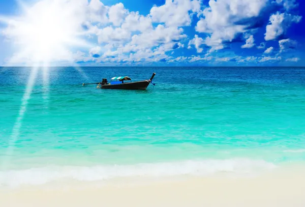 Longtail boot op de zee tropisch strand — Stockfoto