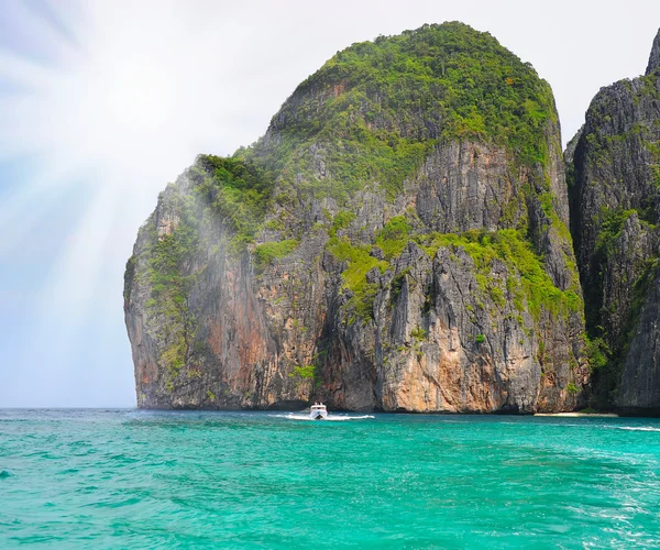 Тропический остров в открытом море — стоковое фото