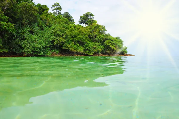 Ilha tropical no mar aberto — Fotografia de Stock