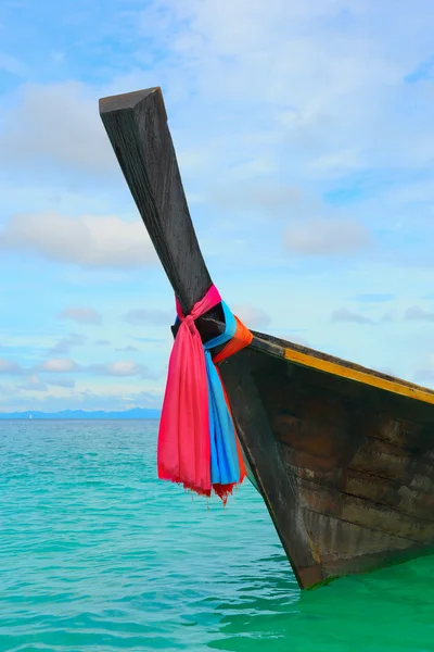 Barco de cola larga en la playa tropical del mar — Foto de Stock