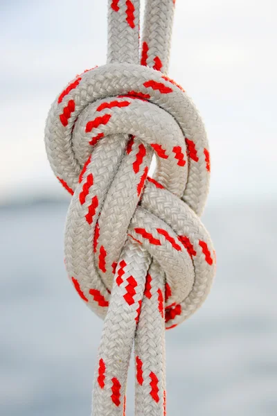 Corda amarrada em um nó — Fotografia de Stock