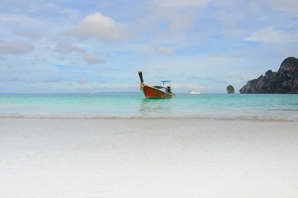 Longtail båt på den tropiska stranden — Stockfoto