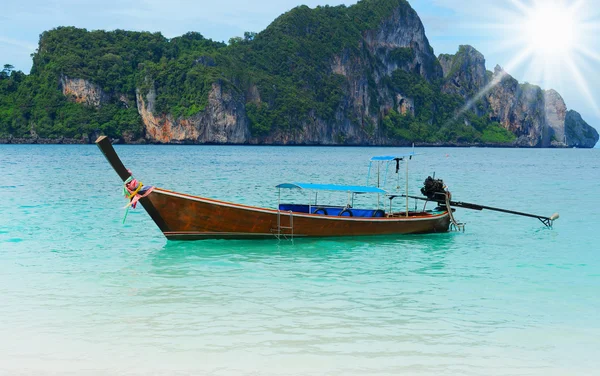 Barco de cola larga en la playa tropical del mar —  Fotos de Stock