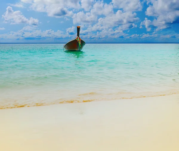 Barca a coda lunga sul mare spiaggia tropicale — Foto Stock