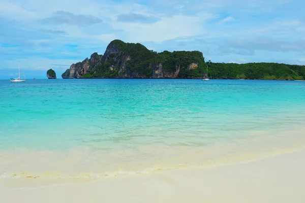 Sonniger tropischer Strand auf der Insel — Stockfoto