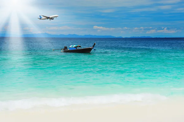 Longtail båt på den tropiska stranden — Stockfoto