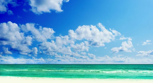 Plage tropicale ensoleillée sur l'île — Photo