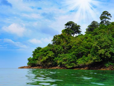 açık denizde tropik ada