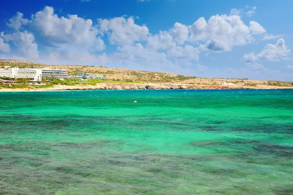 Sunny tropical beach on the island — Stock Photo, Image