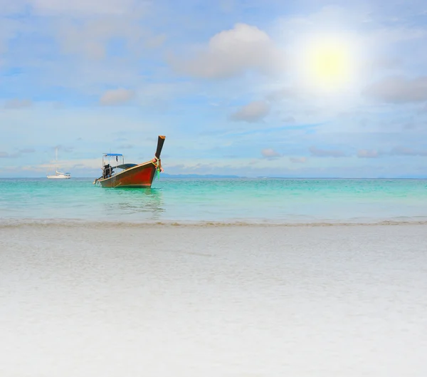 长尾船在海上热带海滩上 — 图库照片