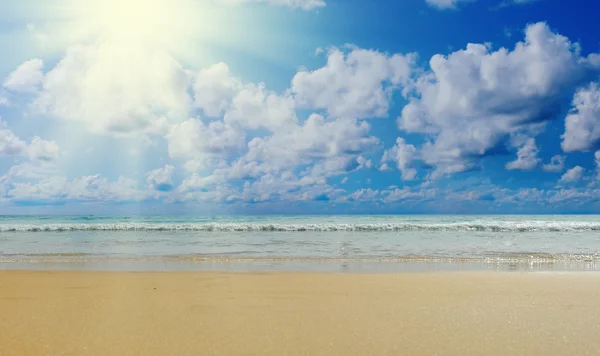 Playa tropical soleada en la isla — Foto de Stock