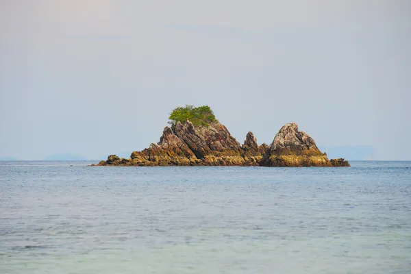 開いている海の熱帯の島 — ストック写真