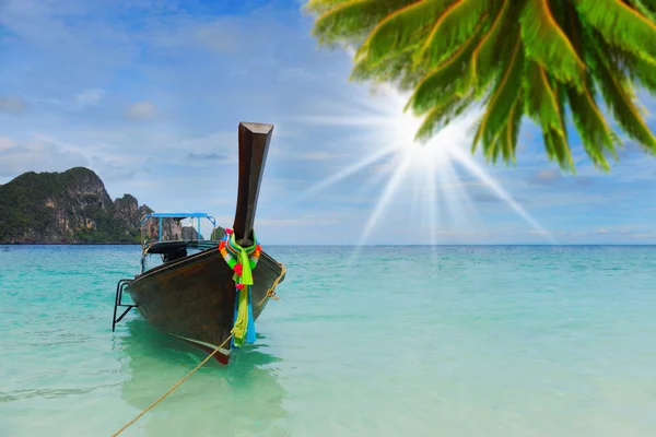 Длиннохвостая лодка на морском пляже — стоковое фото