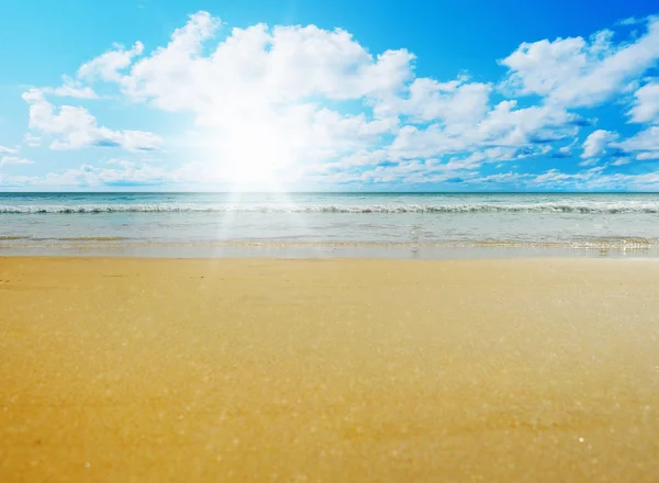 Zonnige tropisch strand op het eiland — Stockfoto