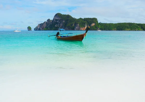 Bateau à queue longue sur la mer plage tropicale — Photo