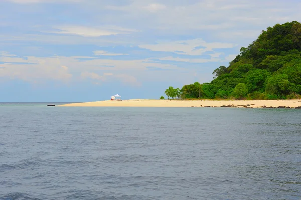 Zonnige tropisch strand op het eiland — Stockfoto