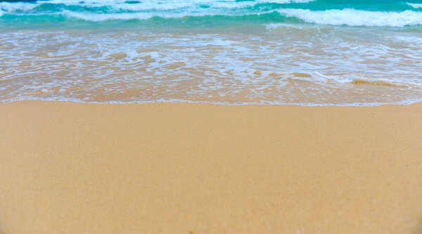 Солнечный тропический пляж на острове
