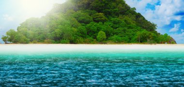 adada güneşli tropikal plaj