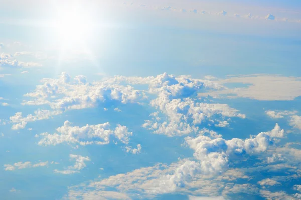 Blå Solrig himmel med skyer - Stock-foto