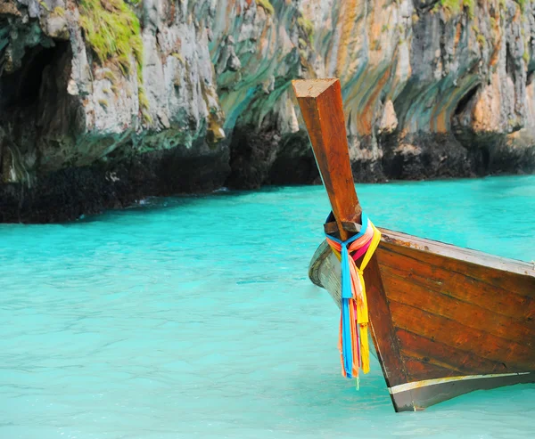 Bateau à queue longue sur la mer plage tropicale — Photo