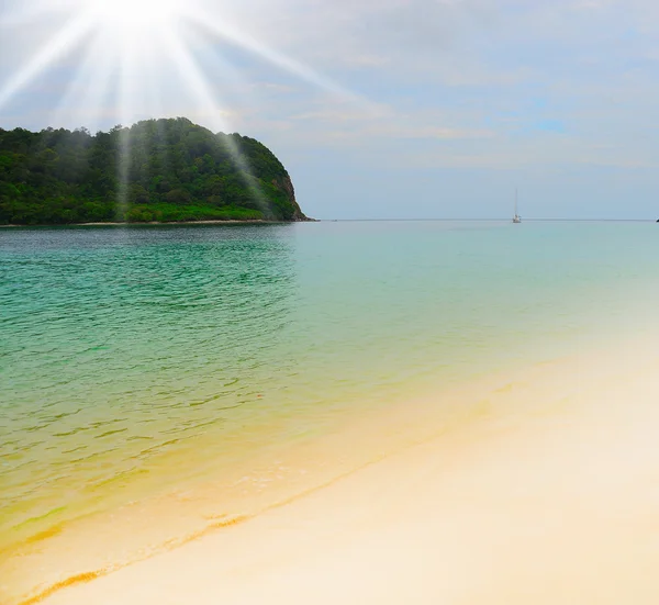 Plage tropicale ensoleillée sur l'île — Photo