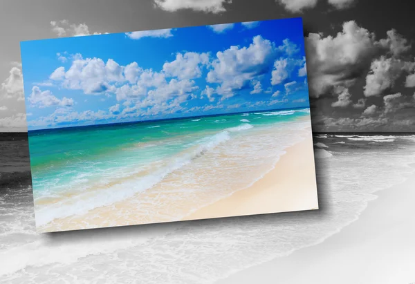 Slunečné tropická pláž na ostrově — Stock fotografie