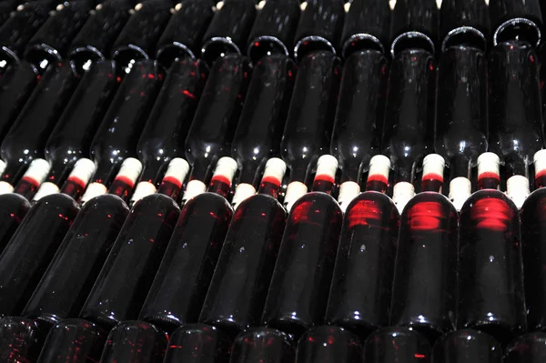 Eski şişe kırmızı şarap — Stok fotoğraf