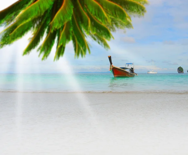 Bateau à queue longue sur la mer plage tropicale — Photo