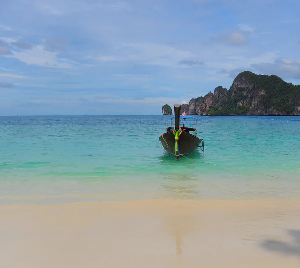 Longtail-Boot auf dem Meer tropischen Strand — Stockfoto